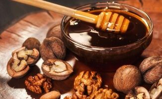 Walnuts with honey